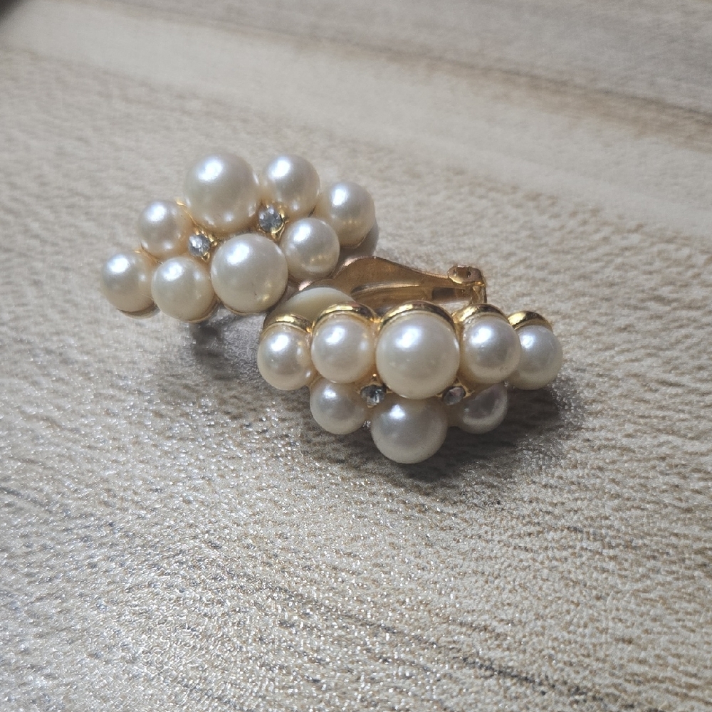 Vintage Pearl Cluster Clip-on Gold Tone Earrings💫